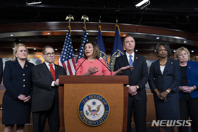 낸시 펠로시(가운데) 미 하원의장이 15일(현지시간) 워싱턴 의사당에서 기자회견을 열고 도널드 트럼프 대통령 탄핵소추위원 7명의 명단을 발표하고 있다. (출처: 뉴시스)