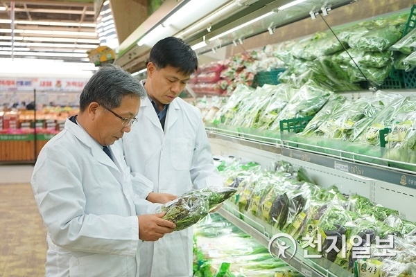 김병수 농협하나로유통 대표이사(왼쪽)가 성남농수산물종합유통센터에서 식품안전점검을 실시하고 있다. (제공: 농협하나로유통) ⓒ천지일보 2020.1.16