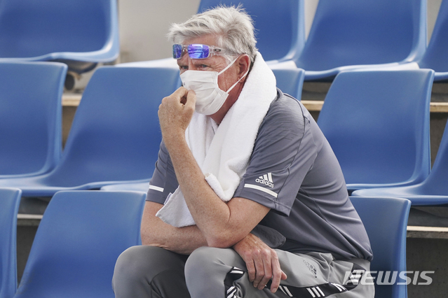 한 시민이 마스크를 낀 채 호주 멜버른에서 열린 '호주오픈'을 관람 중이다. 세계 4대 테니스 대회 중 하나인 '호주오픈 테니스 선수권 대회'가 산불로 인해 예선부터 난항을 겪고 있다(출처: 뉴시스)