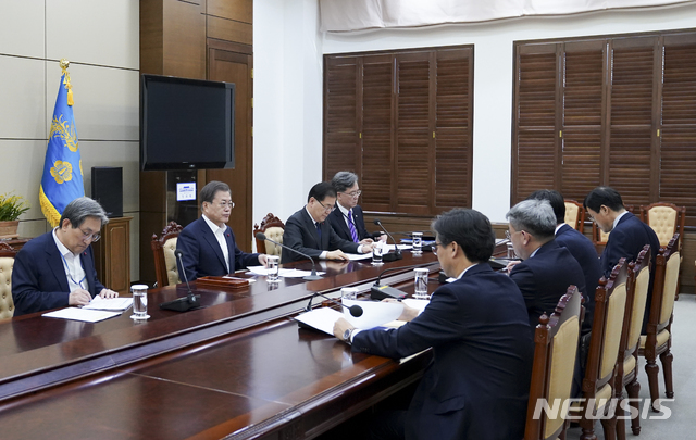 문재인 대통령이 17일 오전 청와대 여민관에서 권구훈 북방경제협력위원장에게 ‘2020 신북방정책 전략’을 보고 받고 있다. (출처: 뉴시스)