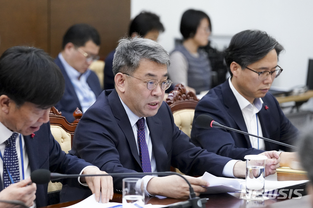 권구훈 북방경제협력위원장이 17일 오전 청와대 여민관에서 ‘2020 신북방정책 전략’ 보고를 하고 있다. (출처:뉴시스)