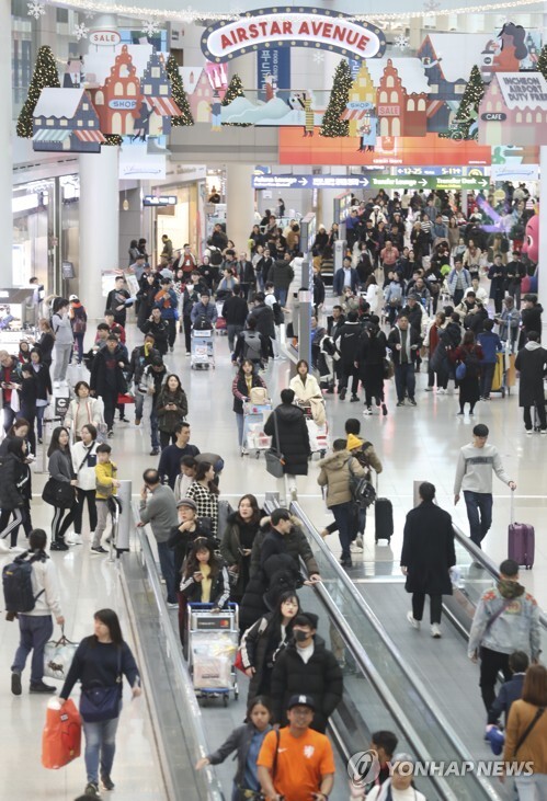 붐비는 인천공항 면세점(영종도=연합뉴스) 올해 마지막 날인 31일 오전 인천국제공항 1터미널 면세점이 인파로 붐비고 있다.