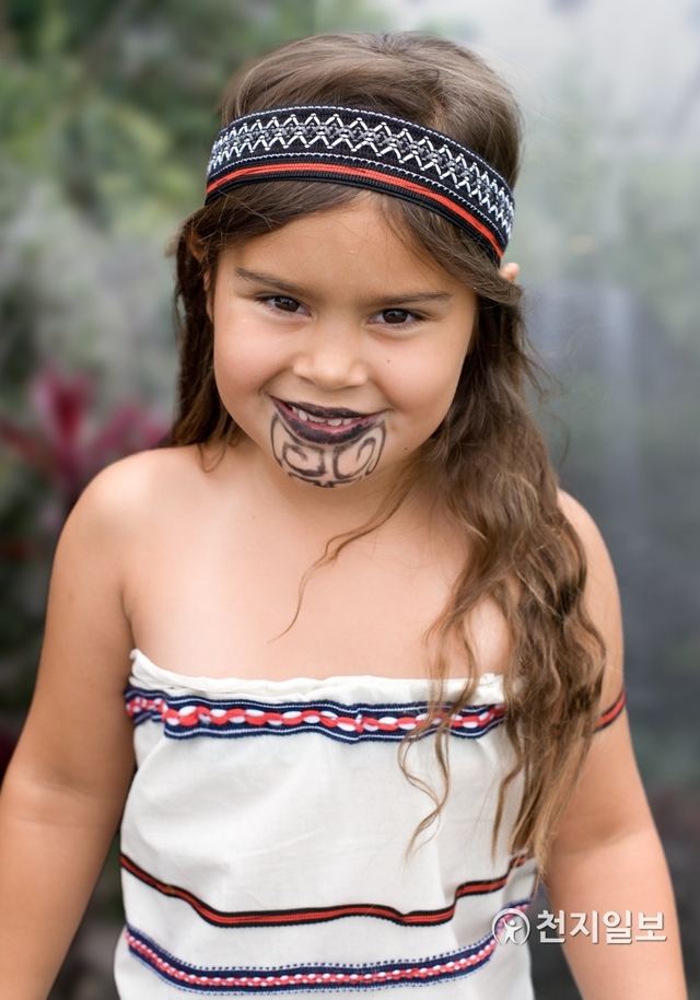문신 가운데 얼굴에 하는 문신은 마오리족의 족보라 할 만큼 중시했다. 얼굴 문신을 마오리어로 ‘모코 카우에(moko kauae)’라 하는데 지위에 따라 모양이 다르다. 이는 문신이 씨족 및 부족에 대한 기록을 갖고 있음을 의미한다. (출처: 게티이미지뱅크) ⓒ천지일보 2020.1.17