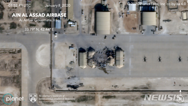 미 미들베리 국제 연구소와 플래닛 랩스사가 8일(현지시간) 제공한 위성 사진으로, 이란의 미사일 공격으로 인한 이라크 주둔 아인 알아사드 미 공군기지의 피해 상황을 보여주고 있다(출처: 뉴시스)