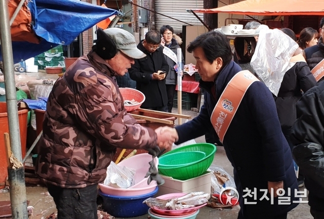 조규일 진주시장이 지난 16일 중앙·논개·청과시장을 방문해 한 상인과 인사를 나누고 있다. (제공: 진주시) ⓒ천지일보 2020.1.17