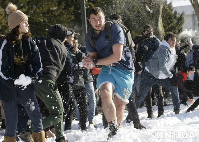 16일(현지시간) 캐나다 밴쿠버 브리티시컬럼비아대학(UBC)에서 눈싸움이 열려 학생들이 눈을 던지고 있다. 이날 약 1,000명의 학생이 눈싸움에 참가했다. (출처: 뉴시스)
