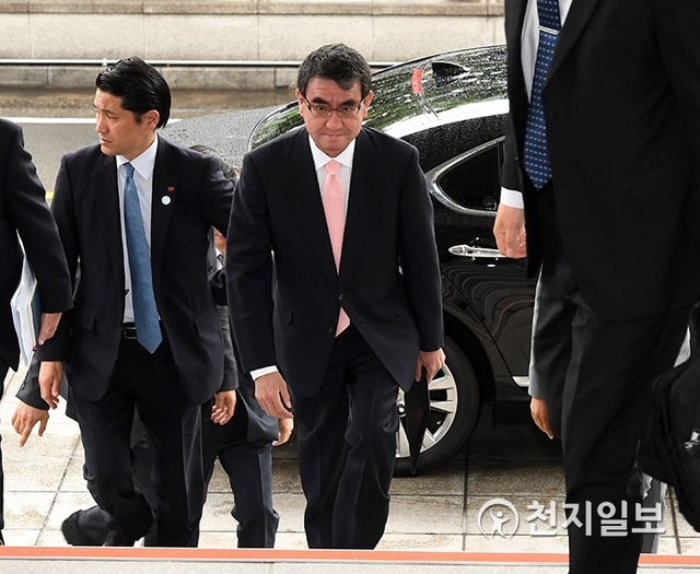 고노다로 일본 외무상이 14일 오전 서울 종로구 외교부 청사에 도착하고 있다. ⓒ천지일보DB