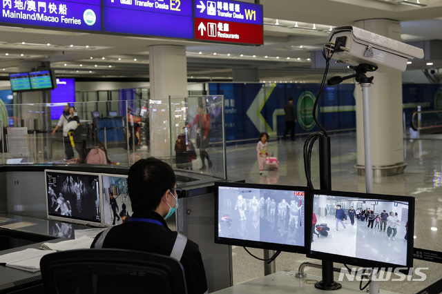 지난 4일(현지시간) 홍콩의 홍콩국제공항 입국장에서 한 보건 관계자가 입국 승객들을 살펴보고 있다. (출처: 뉴시스)