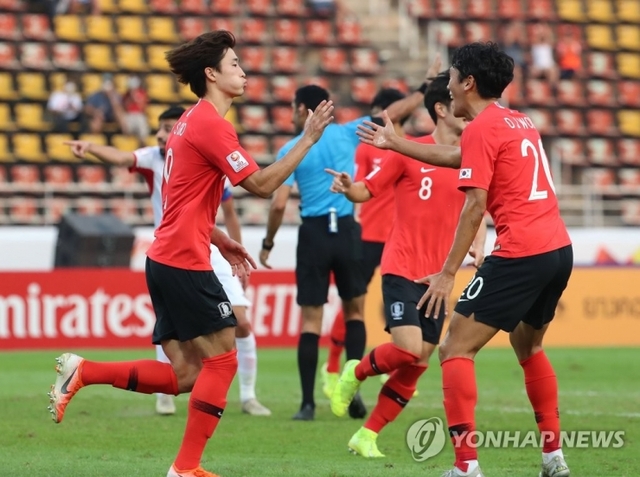 19일 오후(현지시간) 태국 랑싯 탐마삿 스타디움에서 열린 2020 아시아축구연맹(AFC) U-23 챔피언십 한국과 요르단의 8강전. 조규성이 선제골을 넣은 뒤 동료들의 축하를 받고 있다. 2020.1.19 (출처: 연합뉴스)