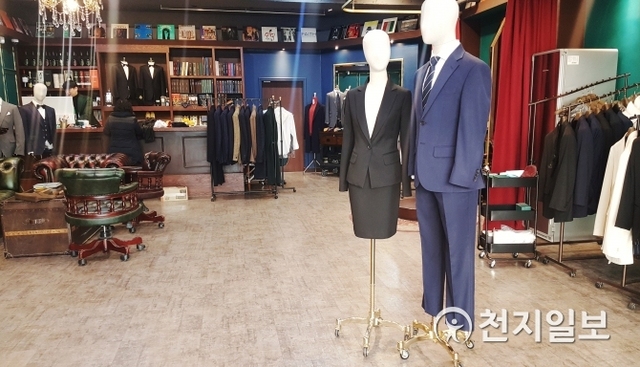 진주시 강남동 소재 정장 대여점 내부 모습. 청년구직자들은 재킷·바지·치마·셔츠 등 기본정장과 넥타이를 빌릴 수 있다. (제공: 진주시) ⓒ천지일보 2020.1.21