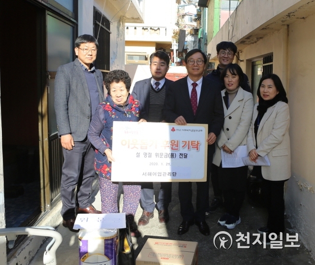 해양수산부 서해어업관리단장(단장 김학기)이 우리 민족 최대 명절인 설을 앞두고 21일 목포 관내 어려운 가정 5곳을 찾아 위문금과 위문품을 전달하고 기념촬영을 하고 있다. (제공: 해양수산부 서해어업관단) ⓒ천지일보 2020.1.21