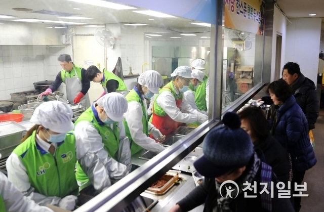 21일 진주시장애인종합복지관을 방문한 LH 나눔봉사단이 명절음식을 나누고 있다. (제공: LH) ⓒ천지일보 2020.1.22