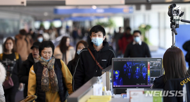 국내에서 '중국 우한 폐렴'증상자가 발생한 가운데 9일 인천국제공항 제1여객터미널에서 중국발 항공기 입국자들이 열감지카메라가 설치된 검색대를 통과하고 있다. (출처: 뉴시스)