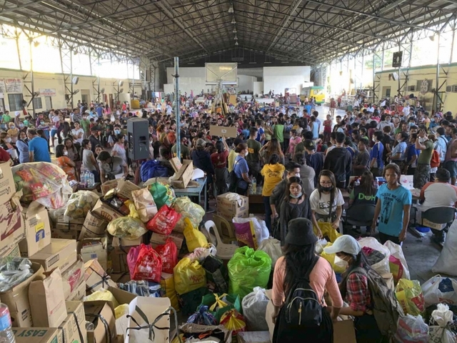 [타나완(필리핀)=AP/뉴시스]14일(현지시간) 필리핀 남부 바탕가스주 타나완의 한 대피소에 화산 폭발 피난 주민들이 대피해 있다. 따알(Taal) 화산의 용암 분출로 더 강력하고 위험한 폭발이 예상되면서 인근 주민 수만 명이 대피하고 있다. 2020.01.15.