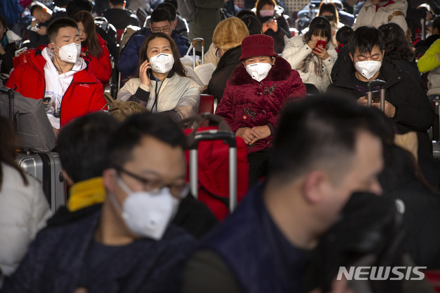 [베이징=AP/뉴시스] 21일 중국 베이징 기차역에서 승객들이 마스크를 쓰고 열차를 기다리고 있다. 중국 춘제(중국의 설)를 전후해 연인원 30억 명이 대이동할 것으로 예상돼 신종 코로나바이러스 감염에 따른 우한 폐렴이 대규모 확산될 것이라는 우려가 제기되고 있다.