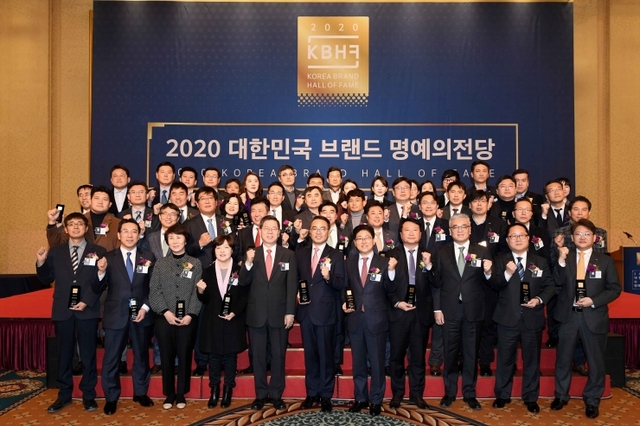 스위스 그랜드 호텔(구 그랜드 힐튼 서울)에서 개최된 ‘2020 대한민국 브랜드 명예의전당’ 시상식에서 수상자들이 기념촬영을 하고 있다. 이날 오비맥주 카스는 맥주 부문 1위를 수상했다. (제공: 오비맥주)