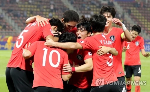 (랑싯[태국]=연합뉴스) 22일 오후(현지시간) 태국 랑싯 탐마삿 스타디움에서 열린 2020 아시아축구연맹(AFC) U-23 챔피언십 한국과 호주의 4강전. 후반 한국 이동경이 추가골을 넣은 뒤 한국 선수들이 기뻐하며 얼싸안고 있다. 이날 경기에서 한국은 후반 김대원, 이동경의 연속골로 9회 연속 올림픽 본선 진출이라는 한국 축구의 새 역사를 썼다. 2020.1.23
