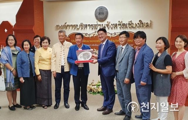 진주시가 지난 16일부터 20일까지 유네스코 창의도시인 태국 치앙마이를 방문해 한국-태국 문화예술 교류활동을 펼친 가운데 관계자들이 기념촬영을 하고 있다. (제공: 진주시) ⓒ천지일보 2020.1.23