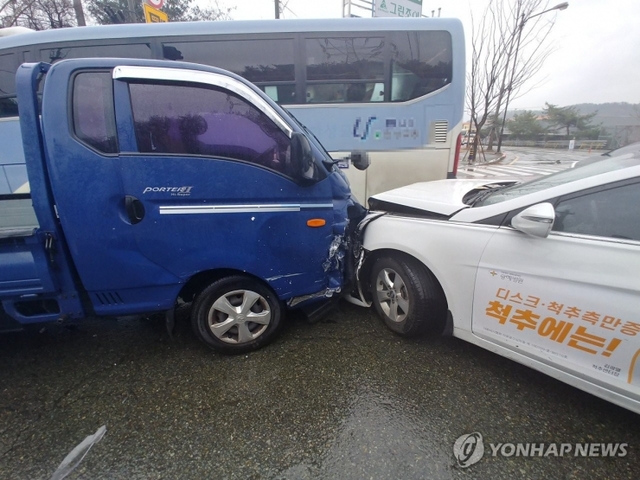 23일 부산에서 빗길에 미끄러진 1t 트럭이 역주행하다가 택시를 들이받은 모습. 9중 추돌로 이어진 사고에서 1명이 다쳤다. (출처: 연합뉴스)