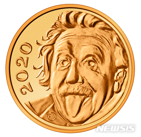 [베른(스위스)=AP/뉴시스]스위스 조폐국은 알베르트 아인슈타인의 얼굴이 새겨져 있는 금화 이미지를 공개했다. 스위스 조폐국, 스위스민트(Swissmint)는 2.96mm의 이 금화가 세계에서 가장 작은 금화라고 23일(현지시간) 밝혔다. 이 금화의 무게는 0.063g이며 액면가는 1/4 스위스 프랑으로 미화 26센트(약 300원)에 해당한다. 2020.01.23.
