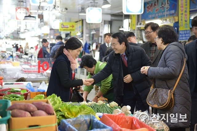 설 연휴 전날인 23일 전통시장을 찾은 김종식 시장. (제공: 목포시) ⓒ천지일보 2020.1.23
