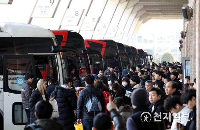 [천지일보=남승우 기자] 본격적인 설 연휴가 시작된 24일 오후 서울 서초구 고속버스터미널 승강장에서 귀성객들이 버스를 기다리고 있다. ⓒ천지일보 2020.1.24
