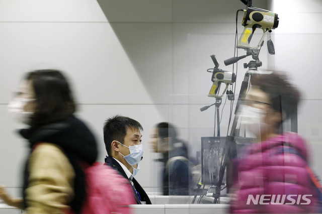 일본 오사카(大阪)에 위치한 간사이(関西) 공항에서 지난 22일 마스크를 쓴 사람들이 체온측정 카메라 앞을 지나치고 있다. 일본 당국은 '우한 폐렴' 감염 방지를 위해 대책을 강화하고 있다(출처: 뉴시스)