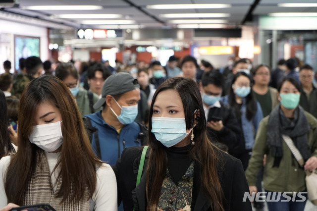 22일 홍콩의 한 지하철역에서 중국 우한발 신종 코로나바이러스 감염을 우려한 시민들이 마스크를 쓴 채 이동하고 있다(출처: 뉴시스)