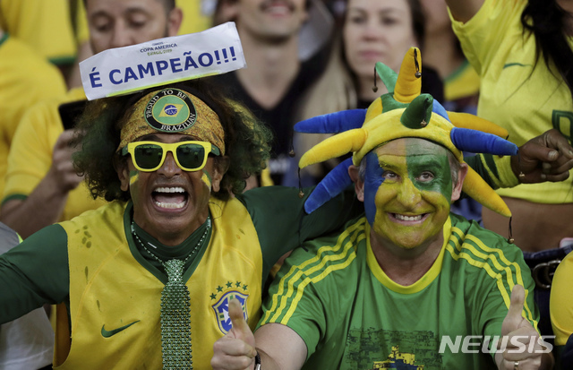 브라질 축구팬들이 브라질 리우데자네이루의 마라카낭 스타디움에서 막을 내린 2019 코파 아메리카에서 브라질의 우승에 기뻐하고 있다(출처: 뉴시스)