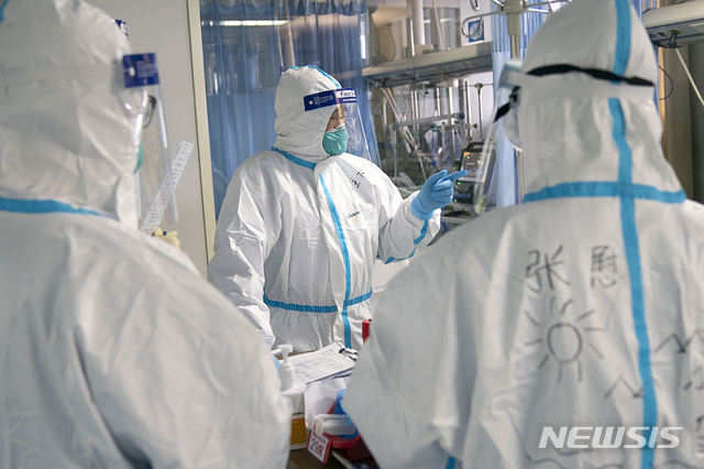 중국 후베이성 우한시에 위치한 우한대학 중난 병원 중환자실에서 지난 24일 의료진들이 환자를 치료하고 있다. 신종 코로나바이러스로 인한 '우한 폐렴'은 계속 확산하고 있다. 중국 내 사망자는 41명으로 늘었다(출처: 뉴시스)