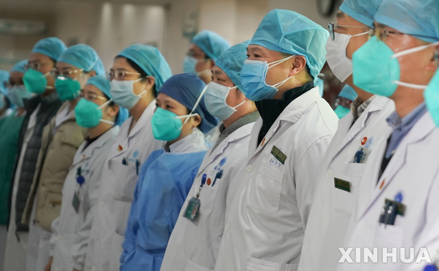 22일 중국 후베이성 우한시 퉁지 병원에서 신종 코로나바이러스 담당 의료진들이 전담팀 구성 기념 행사에 참석하고 있다. (출처: 뉴시스)