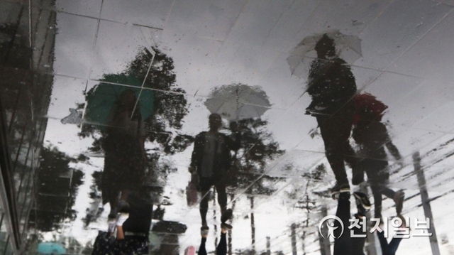 [천지일보=남승우 기자] 서울역버스환승센터에서 시민들이 우산을 쓴 채 출근길을 서두르고 있다. ⓒ천지일보DB