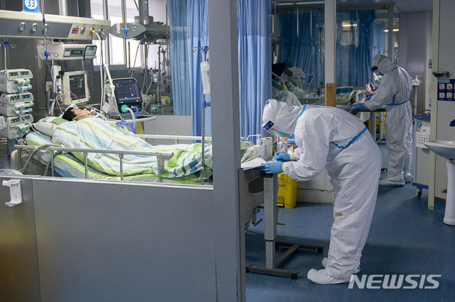 25일 중국 후베이성 우한시에 있는 중난 병원에서 의료진이 신종 코로나바이러스로 인한 폐렴에 걸린 환자들을 돌보고 있다. (출처: 뉴시스)