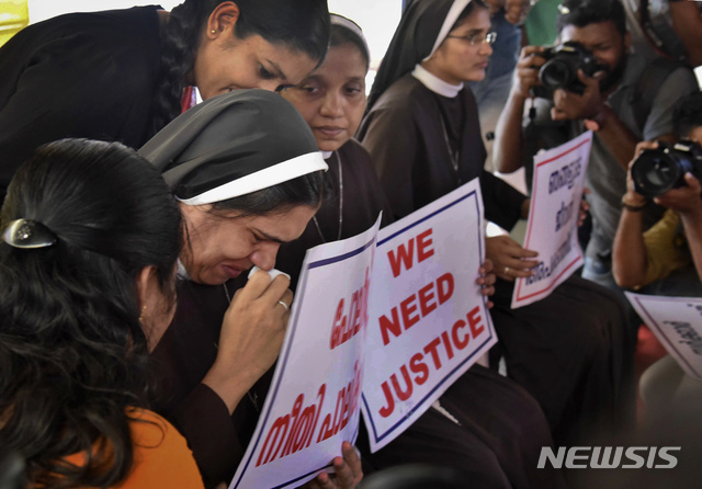 지난 9월13일(현지시간) 인도 케랄라에서 한 수녀가 강간 혐의를 받고 있는 물라칼 주교 구속 촉구 시위에 참석해 눈물을 흘리고 있다. (출처: 뉴시스)