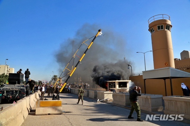 지난달 31일(현지시간) 이라크 반미 시위대가 바그다드 주재 미국 대사관을 습격해 불을 지르고 있다. (출처: 뉴시스)