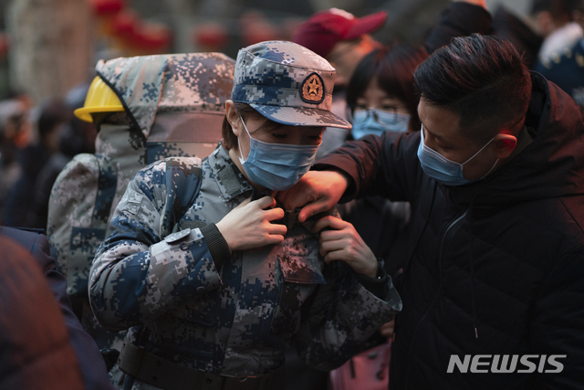 24일 중국 시안에서 군 의료진이 우한으로 향할 준비를 하고 있다(출처: 뉴시스)
