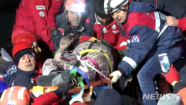 24일(현지시간) 터키 동부 엘라지 인근에서 규모 6.5의 지진이 발생한 후 구조대원들이 25일 무너진 건물에서 부상자를 구조해 옮기고 있다. (출처: 뉴시스)