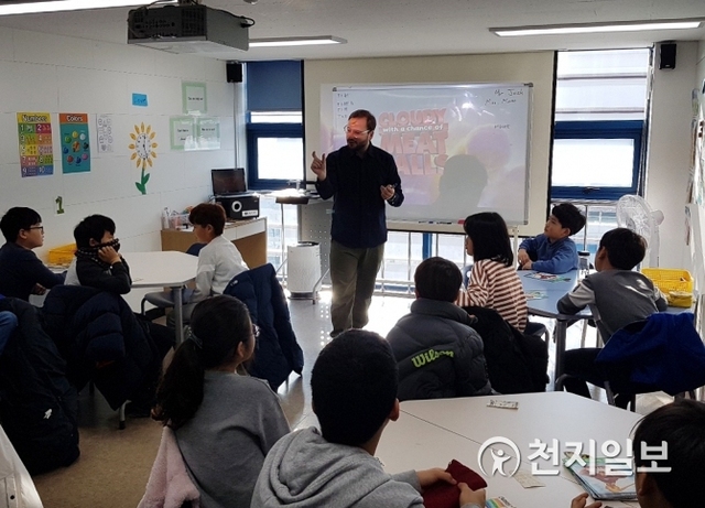 미래인재센터 원어민 강사와 함께하는 회화수업 모습. (제공: 진주시) ⓒ천지일보 2020.1.28