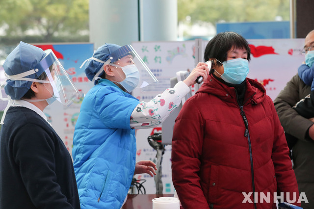 26일 중국에서 신종 코로나바이러스로 인한 ‘우한 폐렴’이 확산하는 가운데 동부 저장성 더칭시의 한 병원에서 간호사가 환자의 온도를 재고 있다. (출처: 뉴시스)