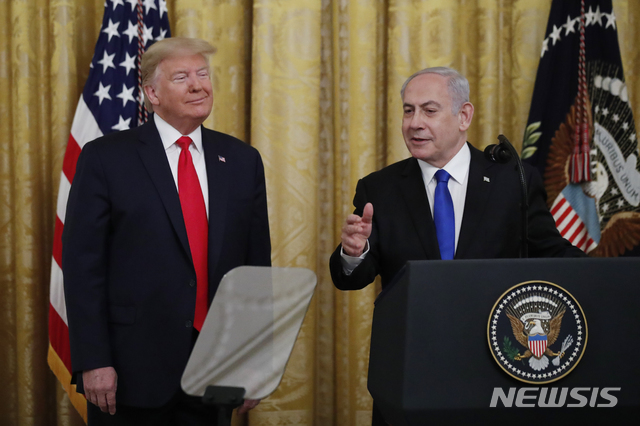 도널드 트럼프 미국 대통령이 28일(현지시간) 백악관에서 베냐민 네타냐후 이스라엘 총리와 함께 중동 평화 계획을 발표하고 있다. (출처: 뉴시스)