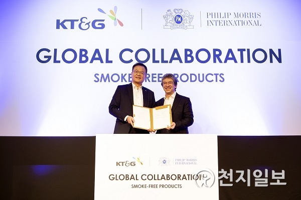 KT&G와 PMI가 29일 서울 광화문 포시즌스 호텔에서 ‘KT&G-PMI GLOBAL COLLABORATION’ 행사를 열고 전자담배 ‘릴(lil)’의 해외 판매를 위한 제품 공급 계약을 체결 후 기념촬영을 하고 있다. (제공: KT&G) ⓒ천지일보 2020.1.29