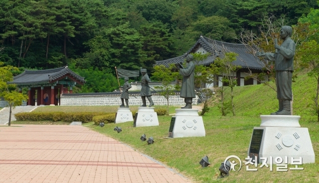 백야공원에 자리 잡은 김좌진 장군의 유년시절부터 독립군 활동을 묘사한 동상들. (제공: 홍성군) ⓒ천지일보 2020.1.31