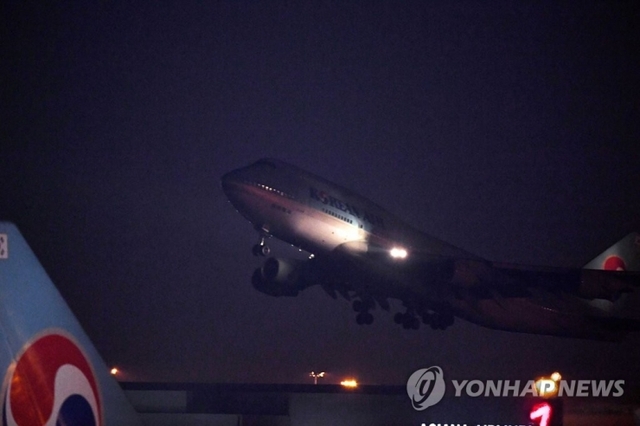 중국 우한에서 교민을 수송하기 위한 전세기 KE 9883편 보잉 747 여객기가 지난 30일 저녁 인천국제공항에서 이륙해 중국 우한으로 향하고 있다. 여객기는 31일 새벽 우한 톈허(天河)공항을 이륙했다. (출처: 연합뉴스)