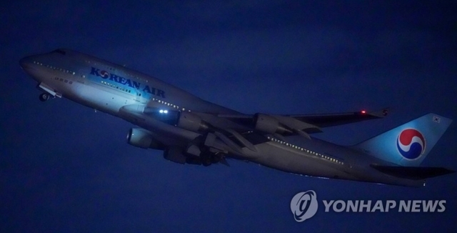 중국 우한에서 교민을 수송하기 위한 전세기 KE 9883편 보잉 747 여객기가 30일 저녁 인천국제공항에서 이륙해 중국 우한으로 향하고 있다. 여객기는 31일 새벽 우한 톈허(天河)공항을 이륙했다. (출처: 연합뉴스)