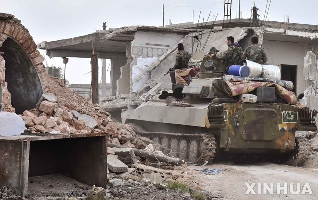 시리아 정부군이 28일(현지시간) 반군의 최후 거점인 이드리브주 북서부 마아라트 알 누만으로 진입하고 있다(출처: 뉴시스)