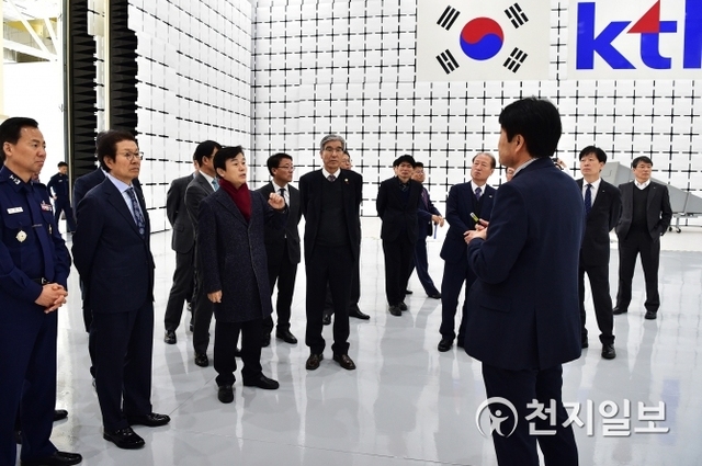 31일 오전 11시 열린 진주시기관장협의회 정례회를 마치고 조규일 시장이 한국산업기술시험원 우주부품시험센터를 둘러보고 있다. (제공: 진주시) ⓒ천지일보 2020.1.31