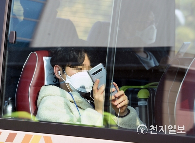 [천지일보=남승우 기자] 중국 우한에서 온 교민들이 31일 서울 강서구 김포국제공항에 도착, 버스를 타고 격리 수용장소로 이동하던 중 취재진을 발견하고 사진을 찍고 있다. ⓒ천지일보 2020.1.31
