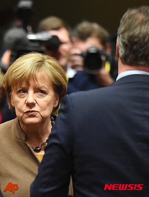 앙겔라 메르켈 독일 총리가 2016년 2월 18일(현지시간) 벨기에 브뤼셀에서 열린 유럽연합 정상회의 중 데이비드 캐머런 영국 총리와 대화하면서 심각한 표정으로 바라보고 있다. (출처: 뉴시스)