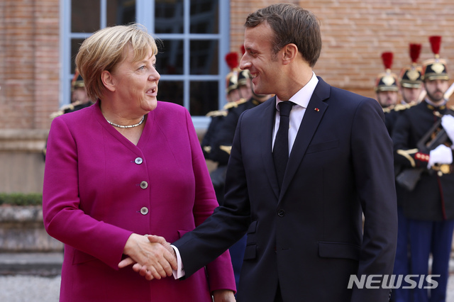 앙겔라 메르켈 독일 총리(왼쪽)와 에마뉘엘 마크롱 프랑스 대통령. (출처: 뉴시스)