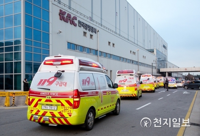 [천지일보=남승우 기자] 신종 코로나바이러스 감염증으로 봉쇄된 중국 후베이성 우한에서 교민들이 입국하는 31일 오전 김포공항으로 119구급대 구급차들이 들어가고 있다. ⓒ천지일보 2020.1.31